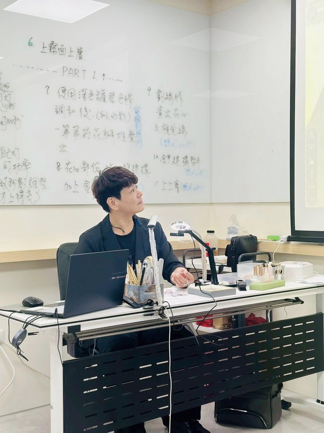 Ba năm – 100.000 người học, không ngừng trau dồi kỹ năng! Chính phủ hỗ trợ 80%~100% học phí đào tạo cho người lao động đang làm việc. Lớp thực hành vẽ móng gel nghệ thuật.