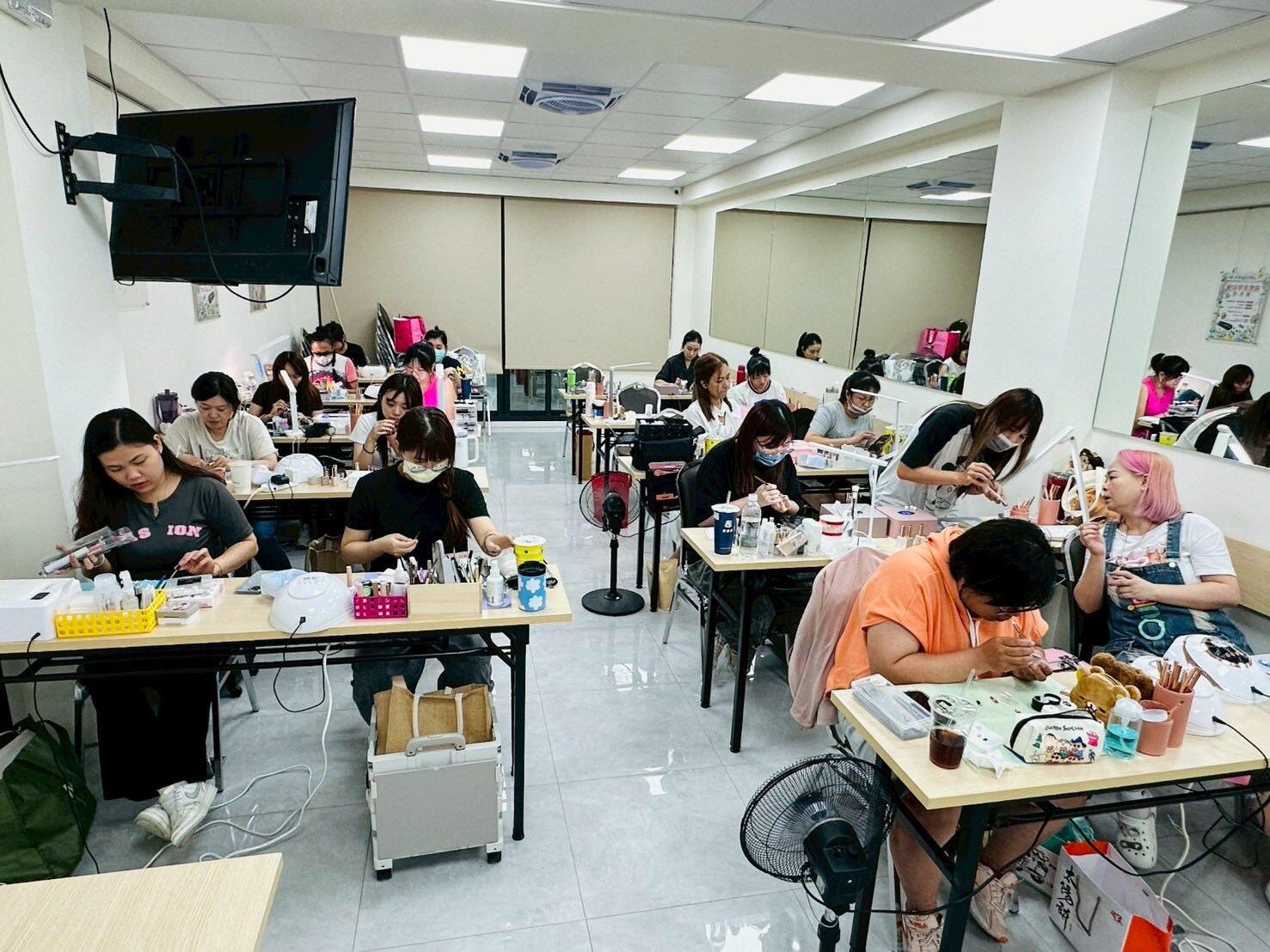 💅 Khóa học thực hành vẽ móng gel nghệ thuật Tuần thứ 6 – Chia sẻ tác phẩm vẽ móng